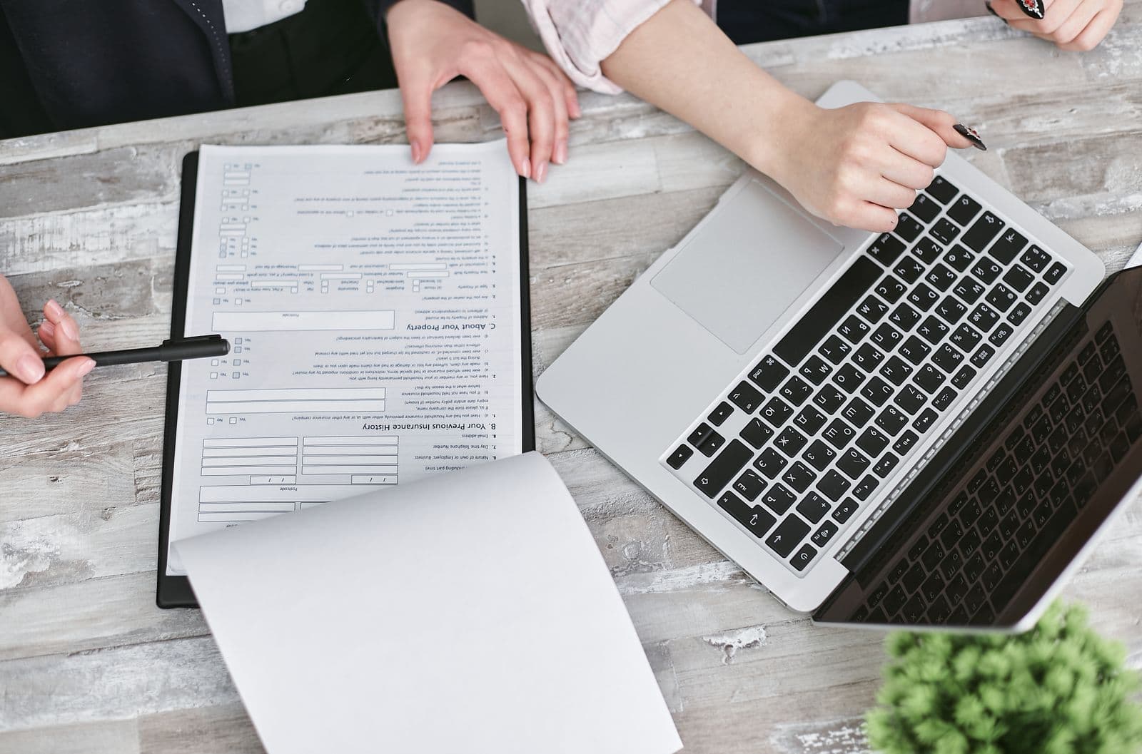 Des documents et un ordinateur pour préparer une demande.