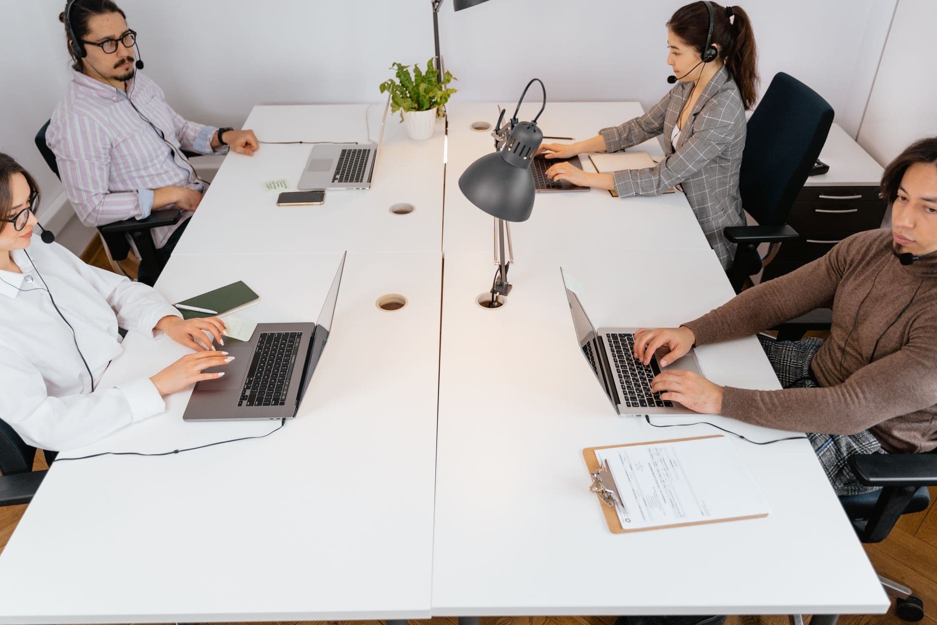 Des collaborateurs travaillent sur leurs ordinateurs dans un bureau partagé.