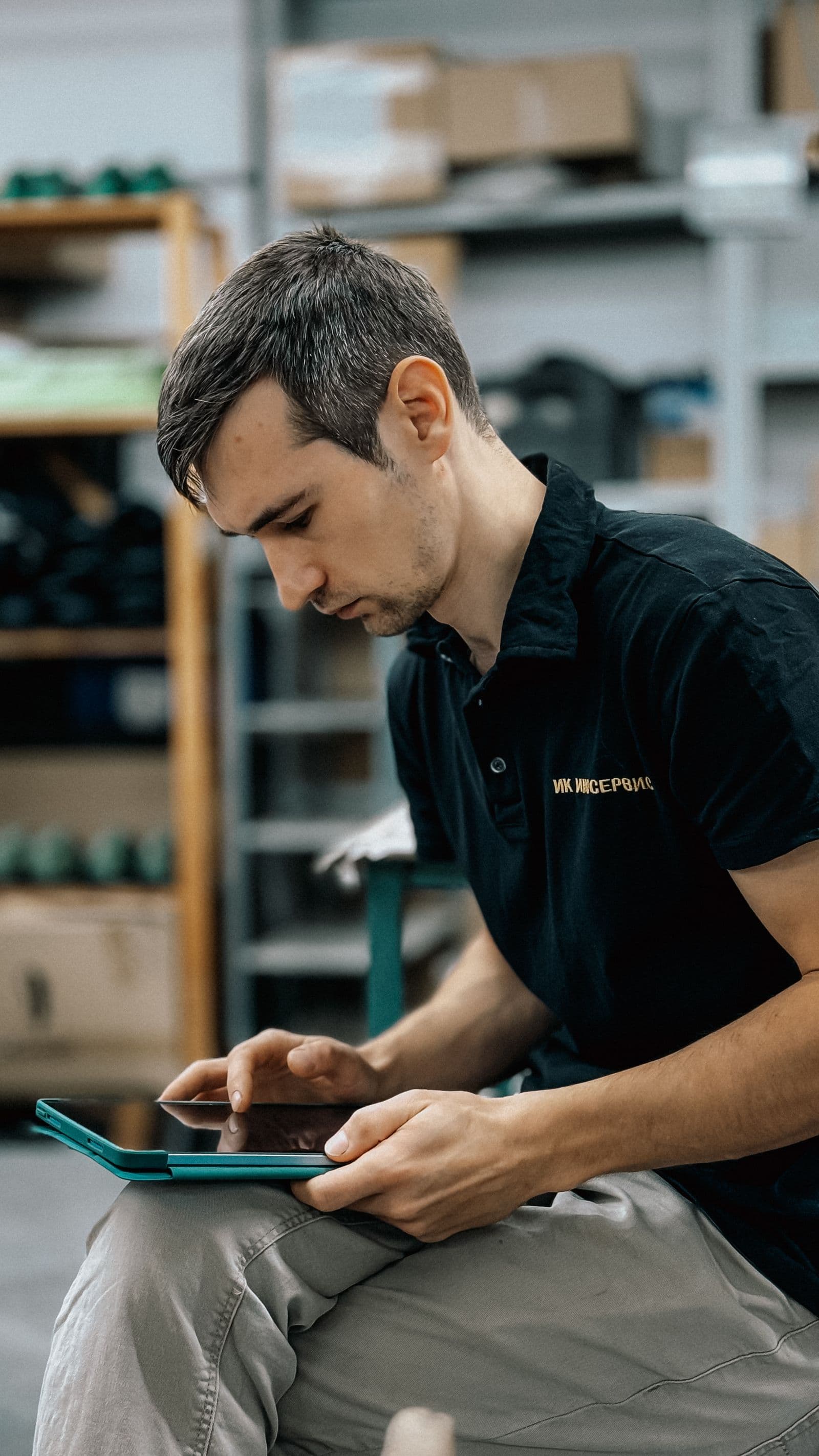 Un technicien utilise une tablette sur son lieu de travail.