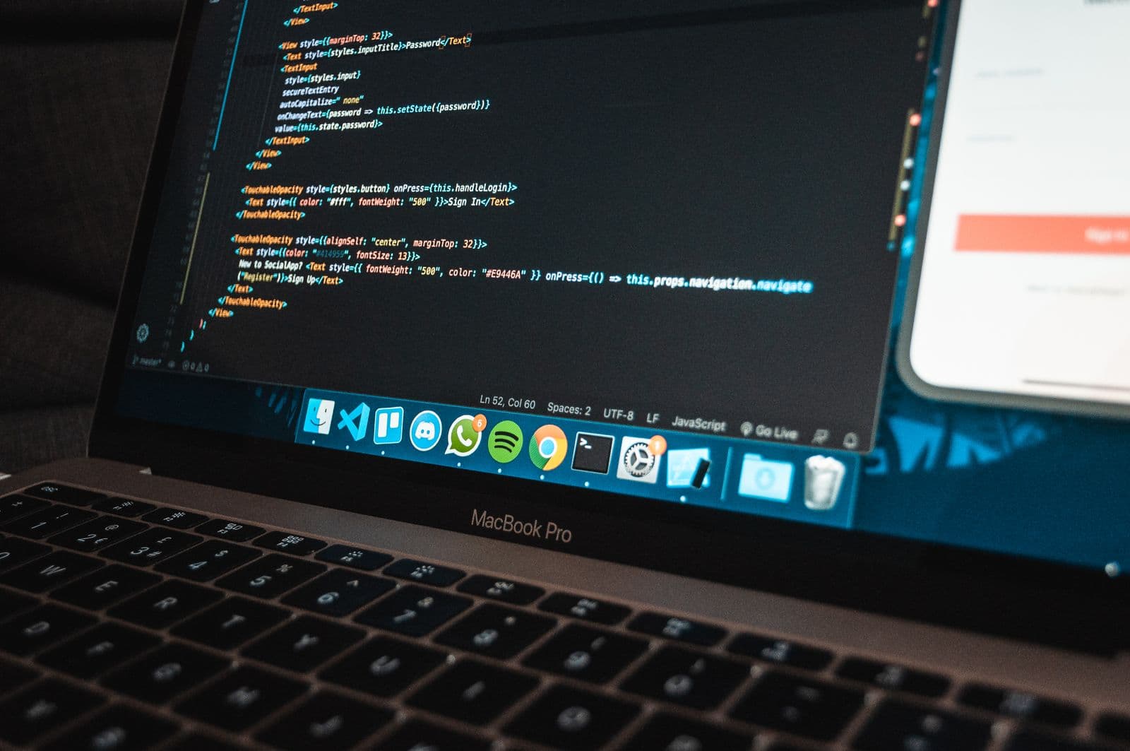 Un éditeur de code et une interface applicative sur un écran.