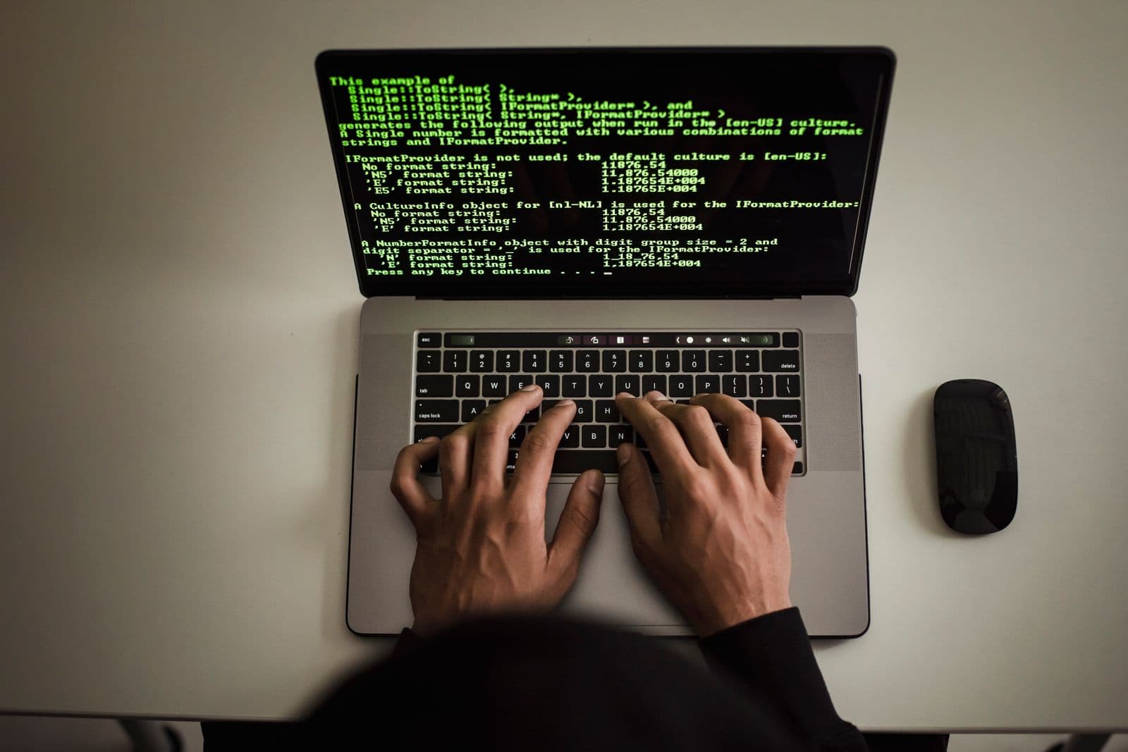 Un développeur travaille sur du code de traitement et de formatage.