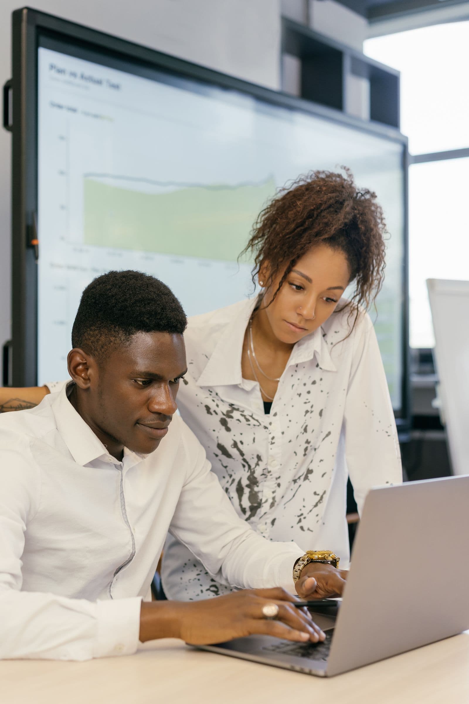 Deux collègues consultent une application métier.